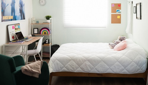 bedroom-with-desk-at-the-end-of-the-bed