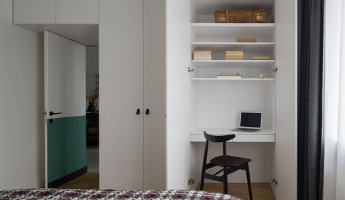 bedroom-with-desk-in-the-closet