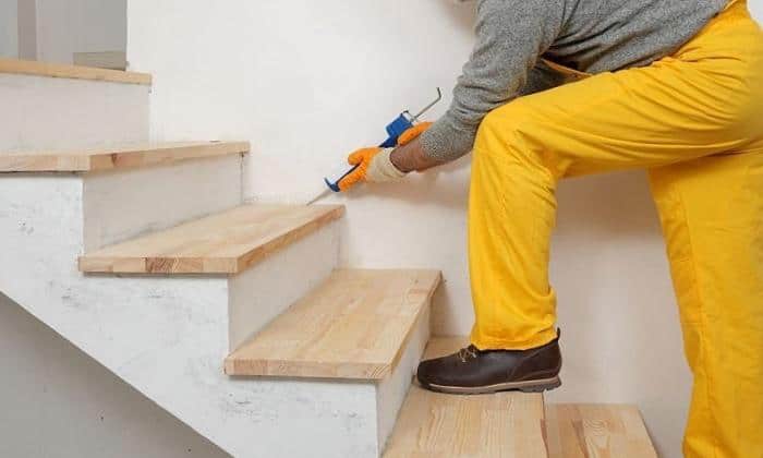 covering-crevices-in-the-stair-with-caulk