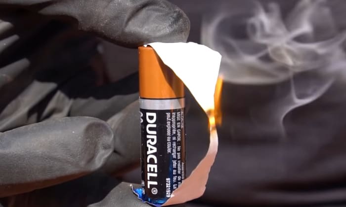 light-a-candle-with-battery-and-aluminum-foil
