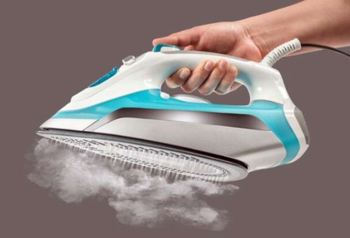 wring-clothes-by-steam-iron.