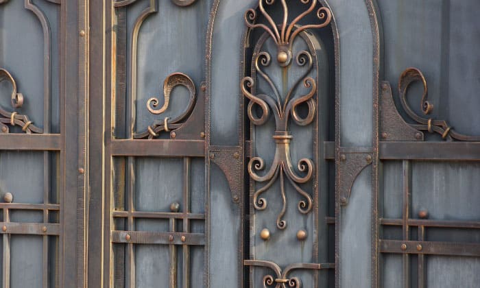 iron-gates-with-privacy-screen