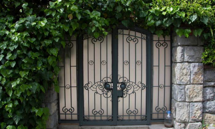 wrought-iron-fence-privacy-ideas
