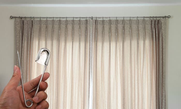 keep-curtains-together-and-closed-by-safety-Pins