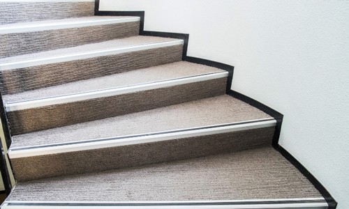 staircase-has-a-carpet
