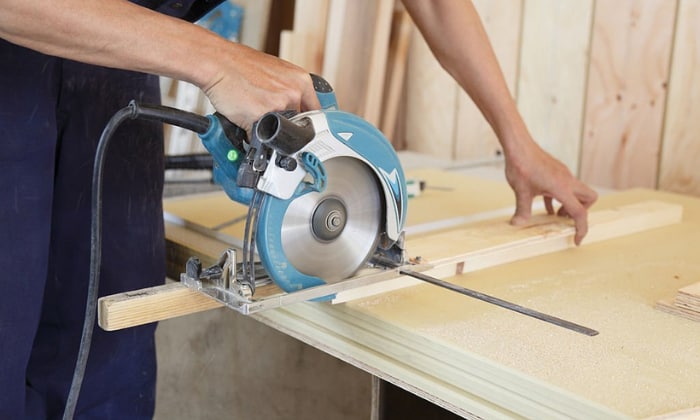 Circular-Saw-to-cut-vinyl-plank-flooring