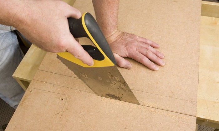 Hand-Saw-to-cut-vinyl-plank-flooring