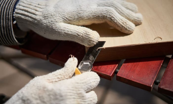 Utility-Knife-to-cut-vinyl-plank-flooring