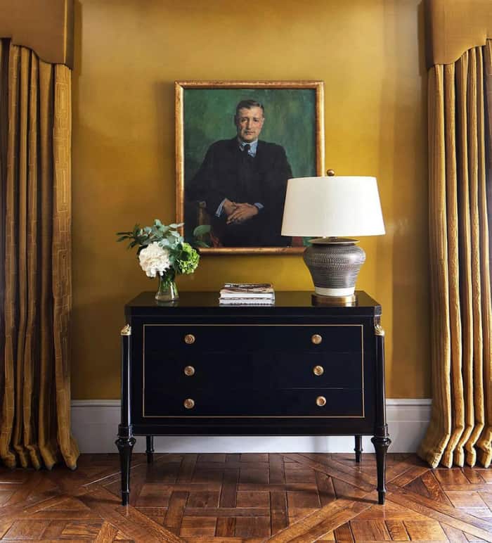 gold-wall-with-black-furniture