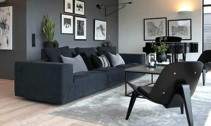 grey-wall-with-black-furniture