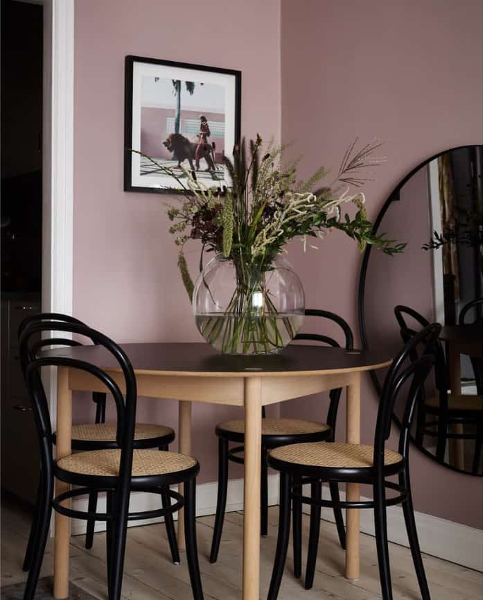 pink-wall-with-black-furniture