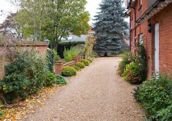 edge-the-gravel-driveway-with-flowers