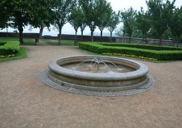 use-a-fountain-as-a-centerpiece