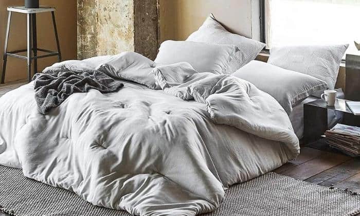 utilize-oversized-comforters-and-large-pillows