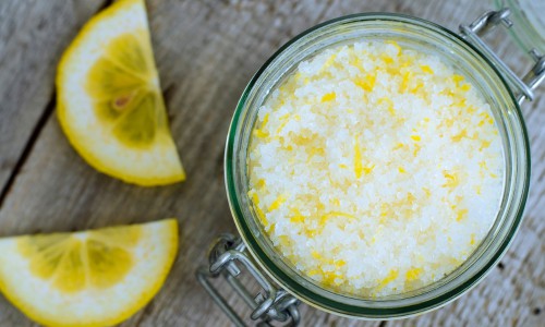 Clean-Stained-Fiberglass-Tub-With-Borax-and-Lemon-Juice